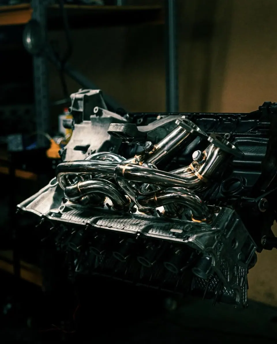 Motor na bancada com coletor de escape em inox feito sob medida